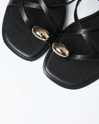 Ring-point string sandals