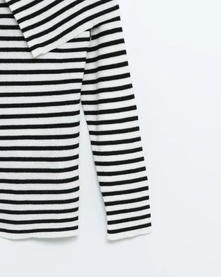 Color-point off-shoulder knit