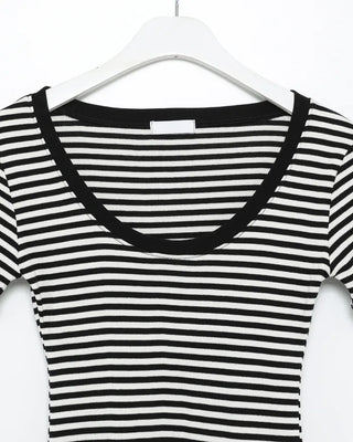 Oval neck striped tight T-shirt