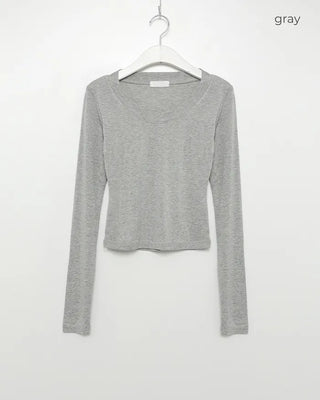 U-neckline long-sleeved T-shirt