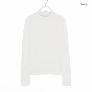 Toned-down color turtleneck T-shirt