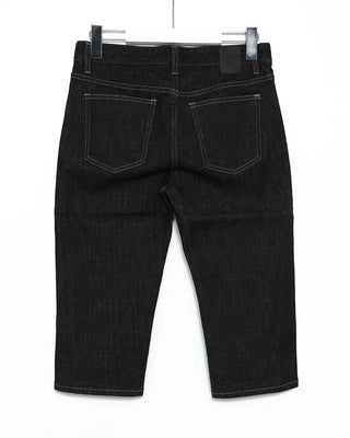Curved-out seam rigid denim capri pants