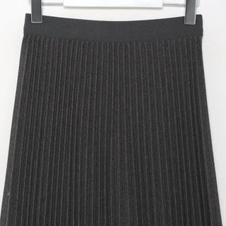 Pleated long skirt