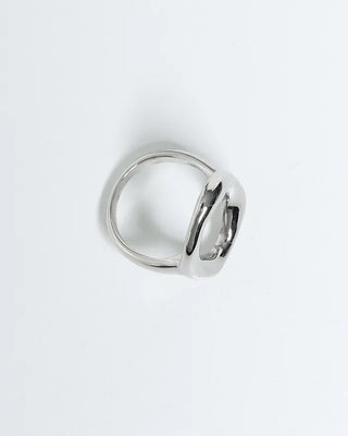 Oval design ring