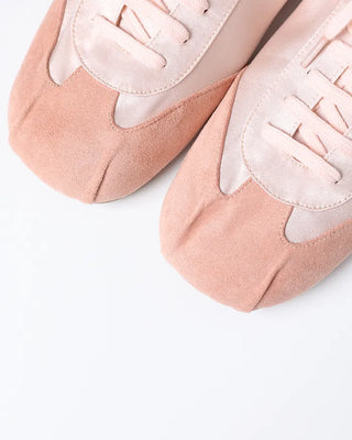 Simple color sneakers