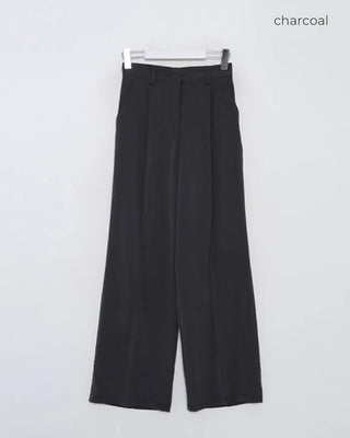 Pleated wide-leg slacks