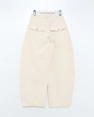 Back flap pocket curved pants