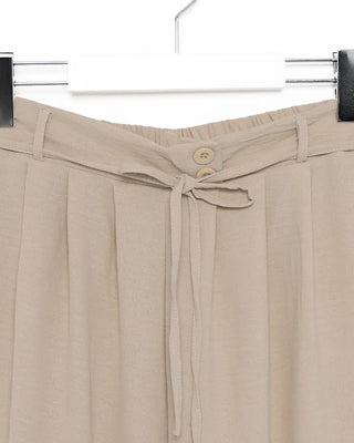 Two-button strap slacks