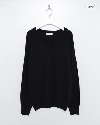 Loose-fit V-neck modern knit