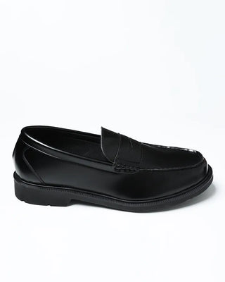 Simple round-toe loafers