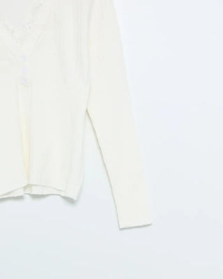 V-neck lace-point long-sleeve shirt