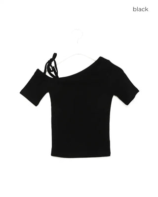 One-shoulder strap half-sleeve T-shirt