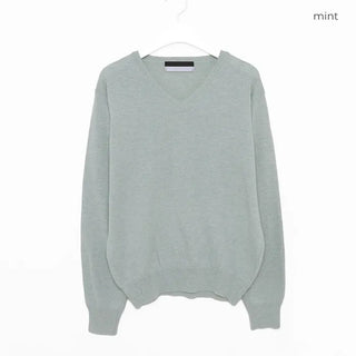 Light cashmere V-neck knitwear