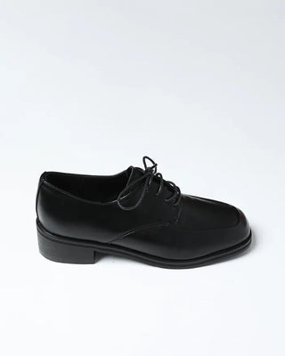 Square-toe lace-up shoes