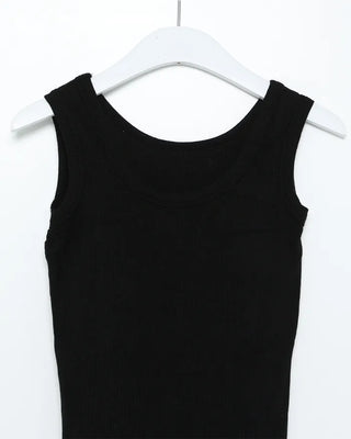Basic sleeveless top with cap