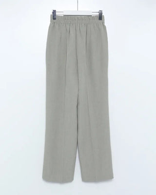 One-pleat straight slacks