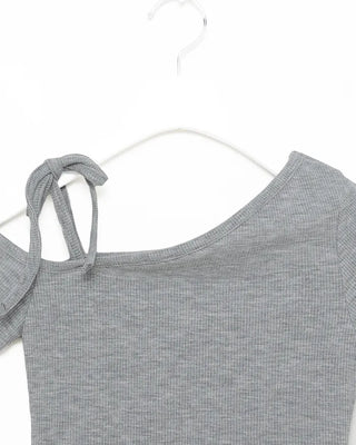 One-shoulder strap half-sleeve T-shirt