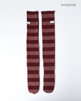 Scalloped hem border knee-high socks