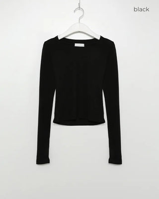 U-neckline long-sleeved T-shirt