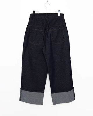Rolled-up rigid denim pants