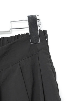 Mid-length pleated skirt with bag
