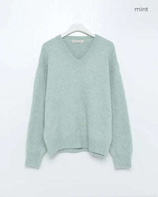 Simple V-neck long-sleeved knit