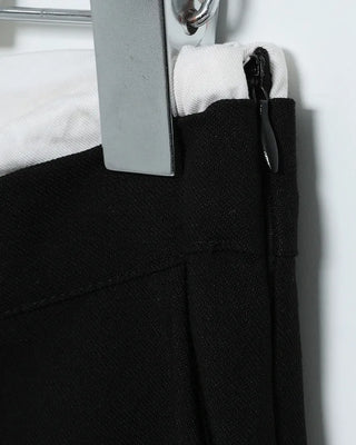 Layered design one-tuck slacks