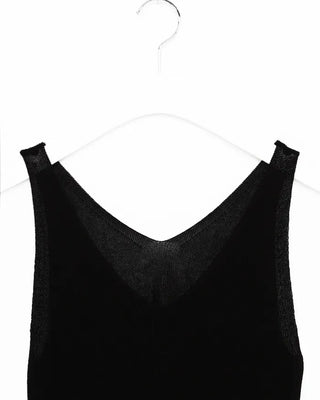 V-neck knit sleeveless top