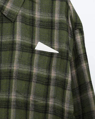 Patch pocket collar check shirt