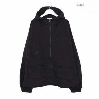 Hooded windbreaker with pockets