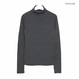 Toned-down color turtleneck T-shirt