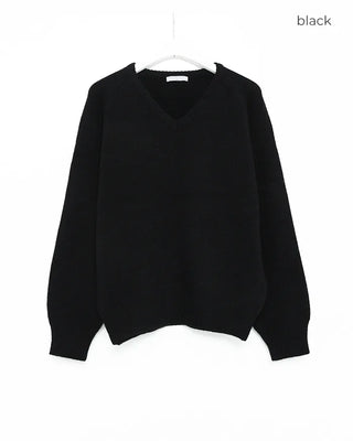 V-neck raglan shoulder knit sweater