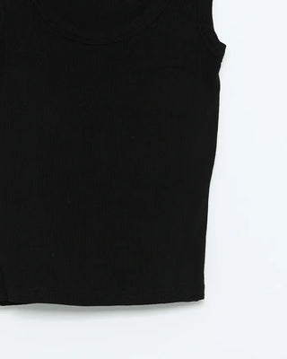 Basic sleeveless top with cap