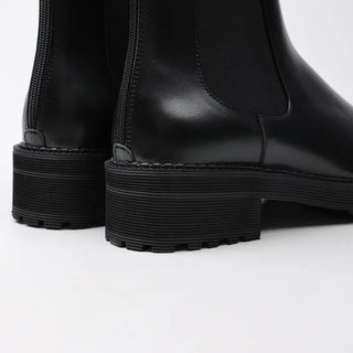 Modern and simple Chelsea boots