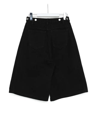 Side-button Bermuda shorts
