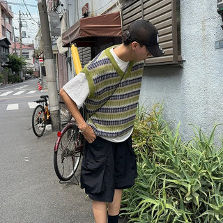 V-neck pattern knit vest