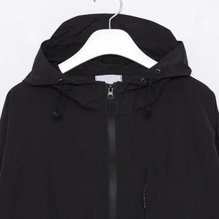 Hooded windbreaker with pockets