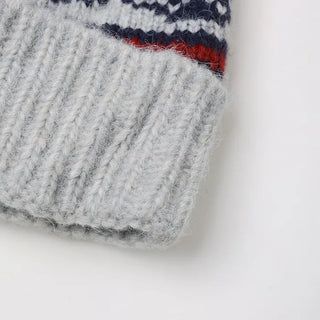 Pom-pom tree knit hat