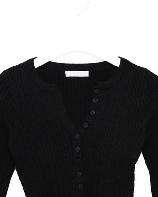 V-neck button cable slim long-sleeve knit