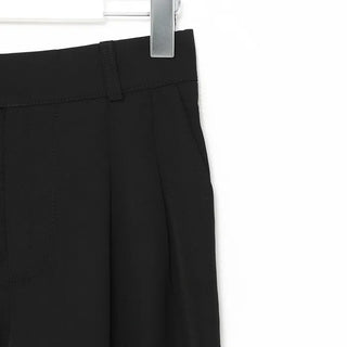 Two-button pleated slacks