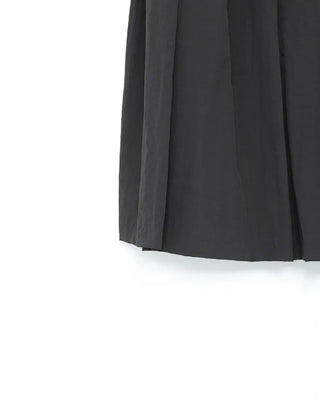Mid-length pleated skirt with bag