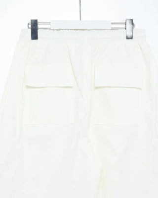 Side-tuck flap hip pocket easy pants