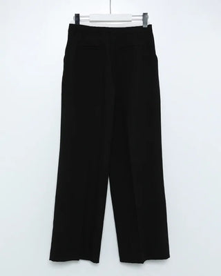 Layered design one-tuck slacks