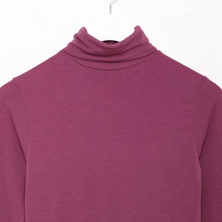 Toned-down color turtleneck T-shirt