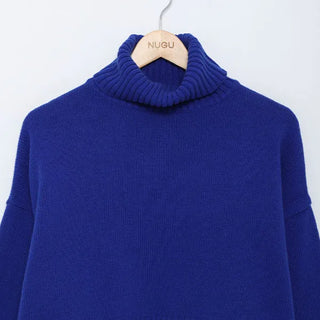 Side-slit cropped turtleneck knit
