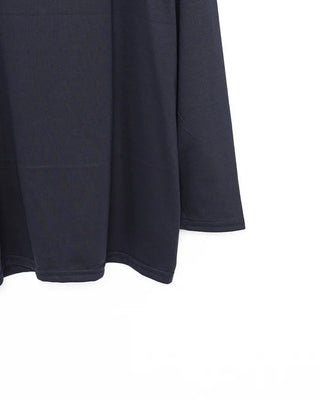 U-neck long-sleeved T-shirt