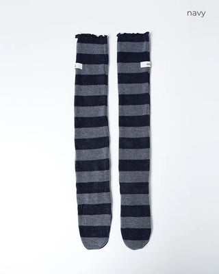 Scalloped hem border knee-high socks