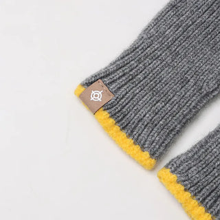 Line finger hole gloves