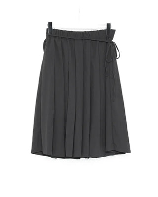 Mid-length pleated skirt with bag