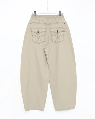 Back pocket curved cotton pants